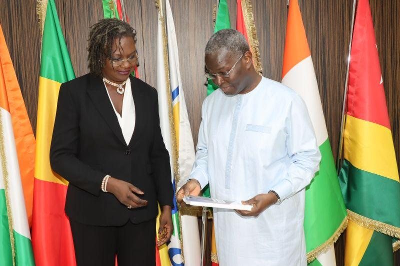 Awa NDOYE remet le premier exemplaire de son ouvrage au Président de la Commission de l’UEMOA